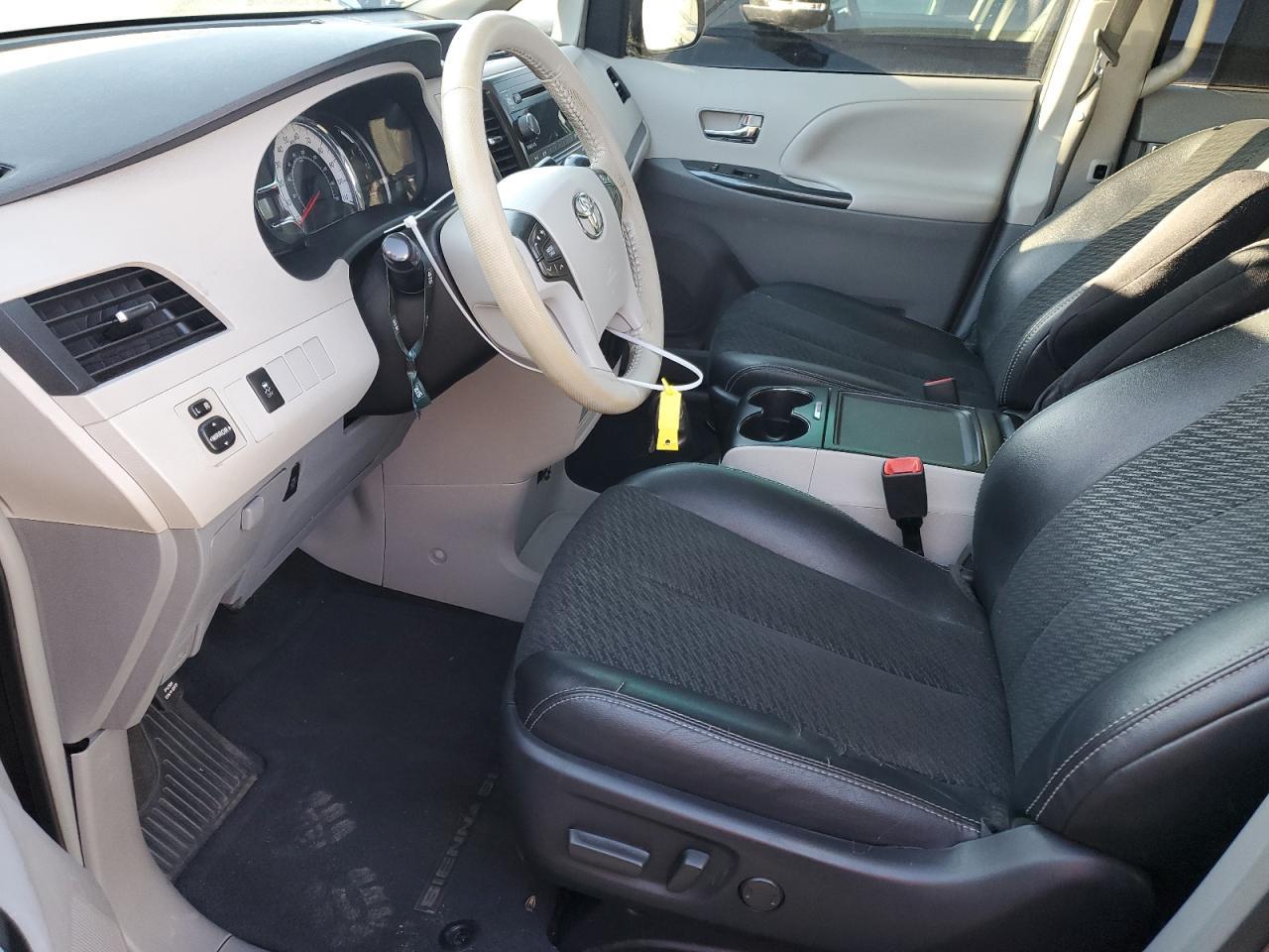 2014 Toyota Sienna Sport - Image 7