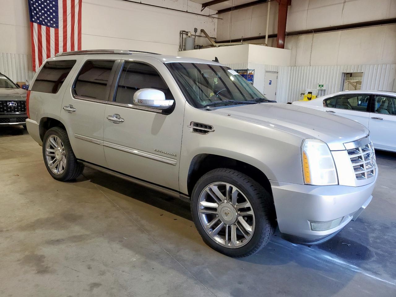 2010 Cadillac Escalade Premium - Image 4