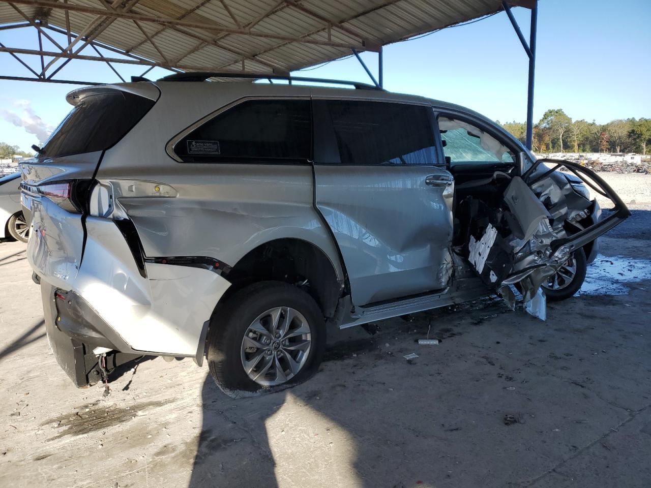 2021 Toyota Sienna Xle - Image 3