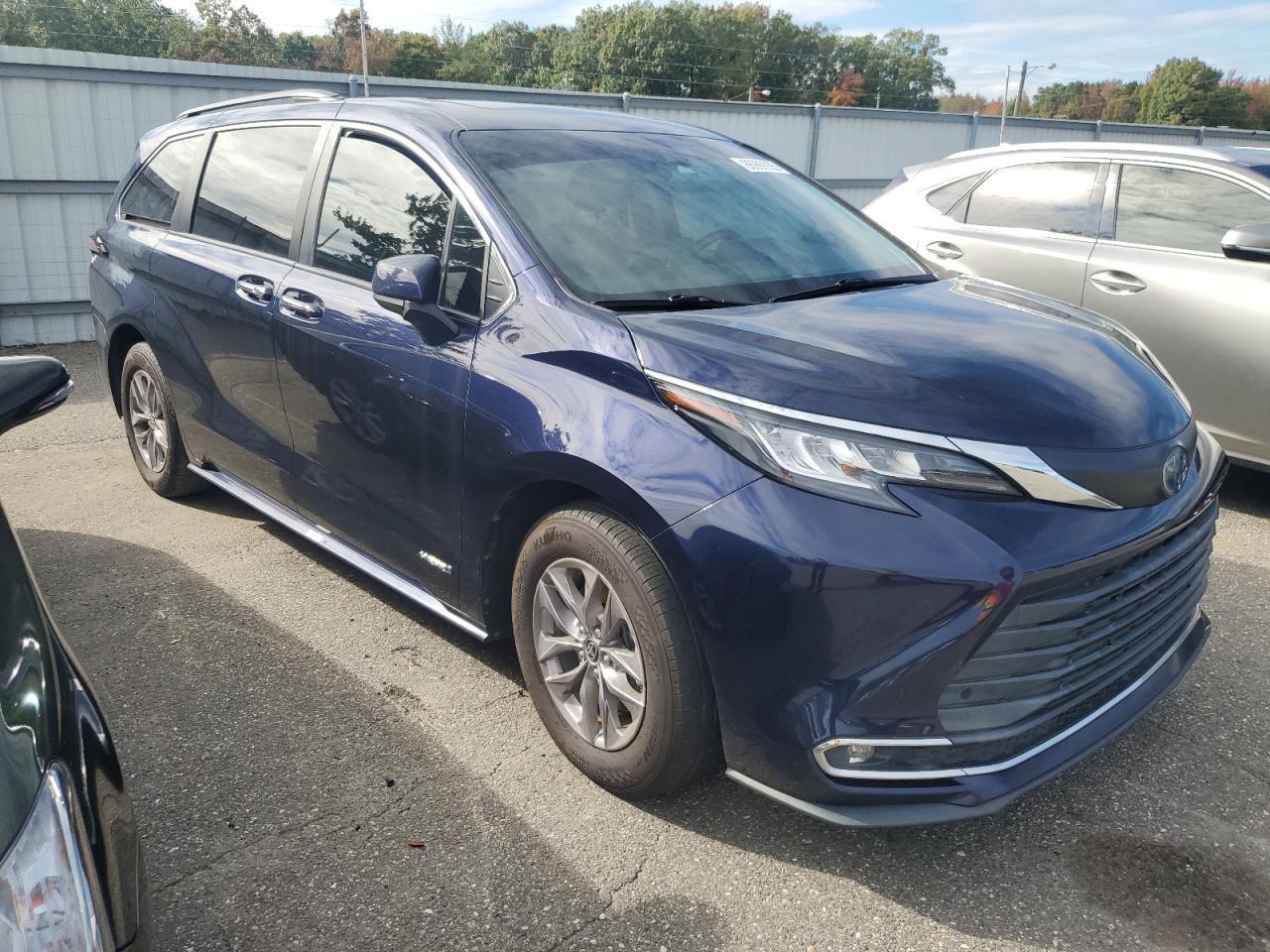 2021 Toyota Sienna Xle - Image 4
