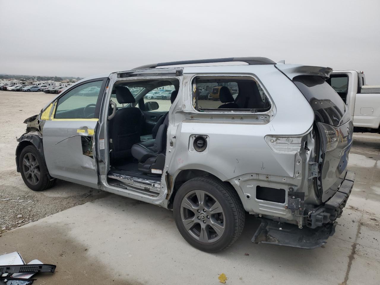 2019 Toyota Sienna Se - Фото 2