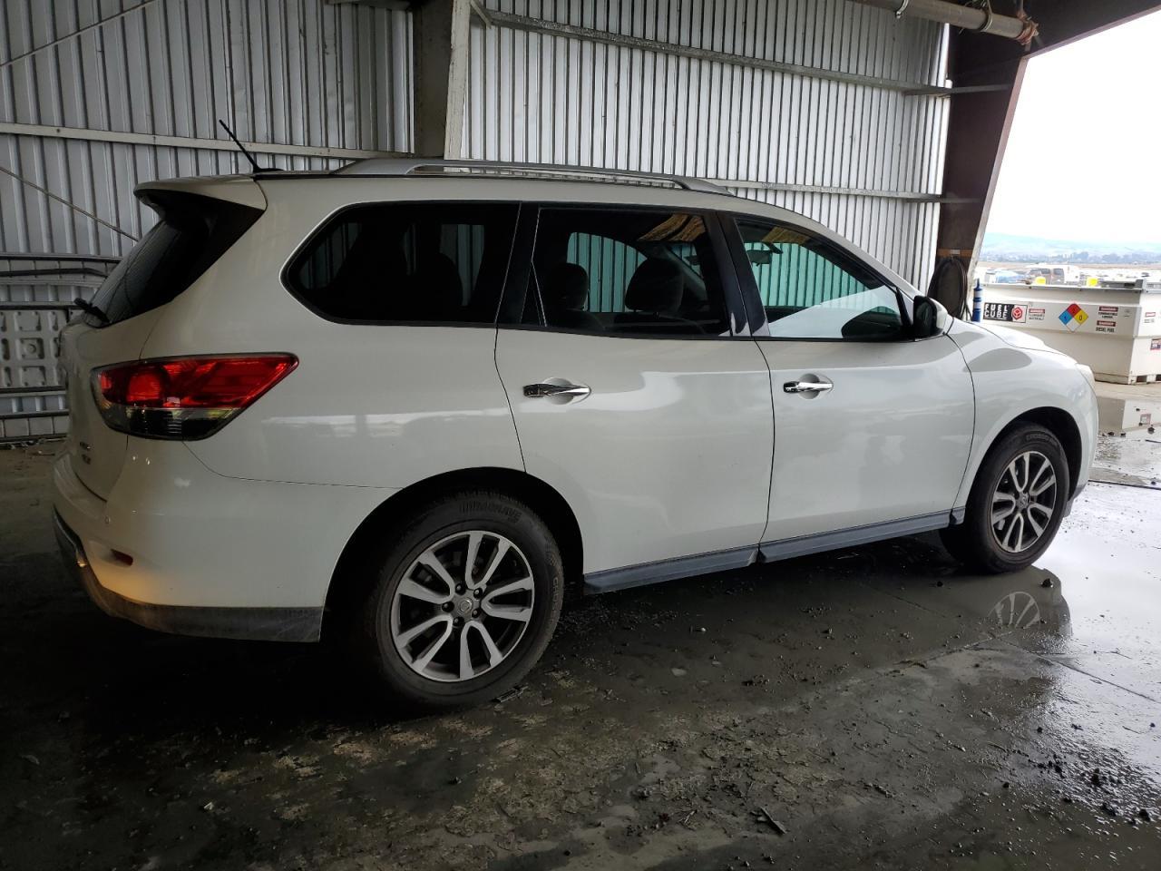 2013 Nissan Pathfinder S - Image 3