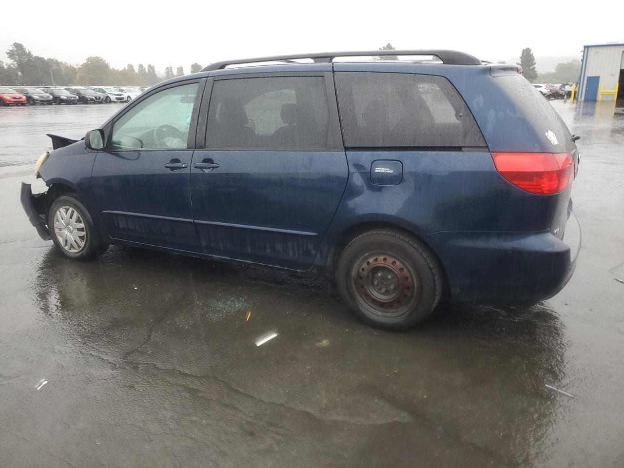2004 Toyota Sienna Ce - Image 2