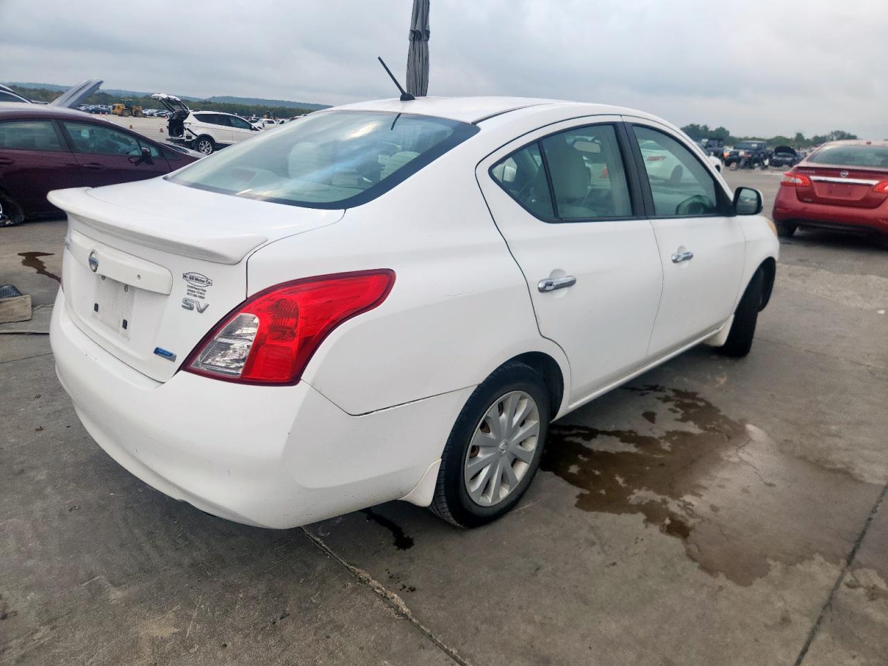 2012 Nissan Versa S - Фото 3
