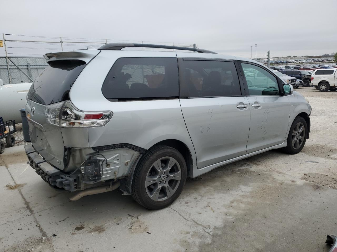 2019 Toyota Sienna Se - Фото 3