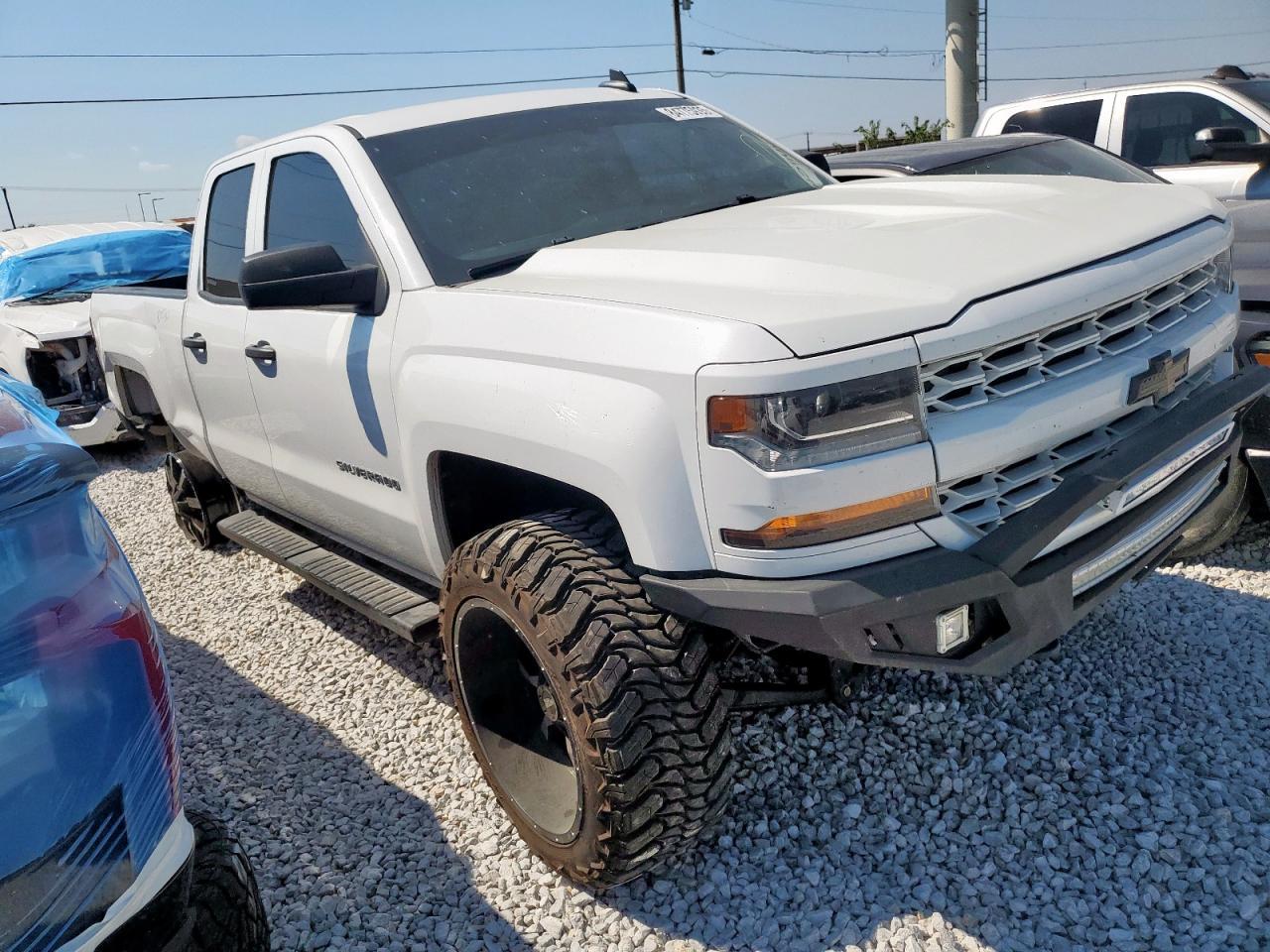 2018 Chevrolet Silverado K1500 Custom - Фото 4