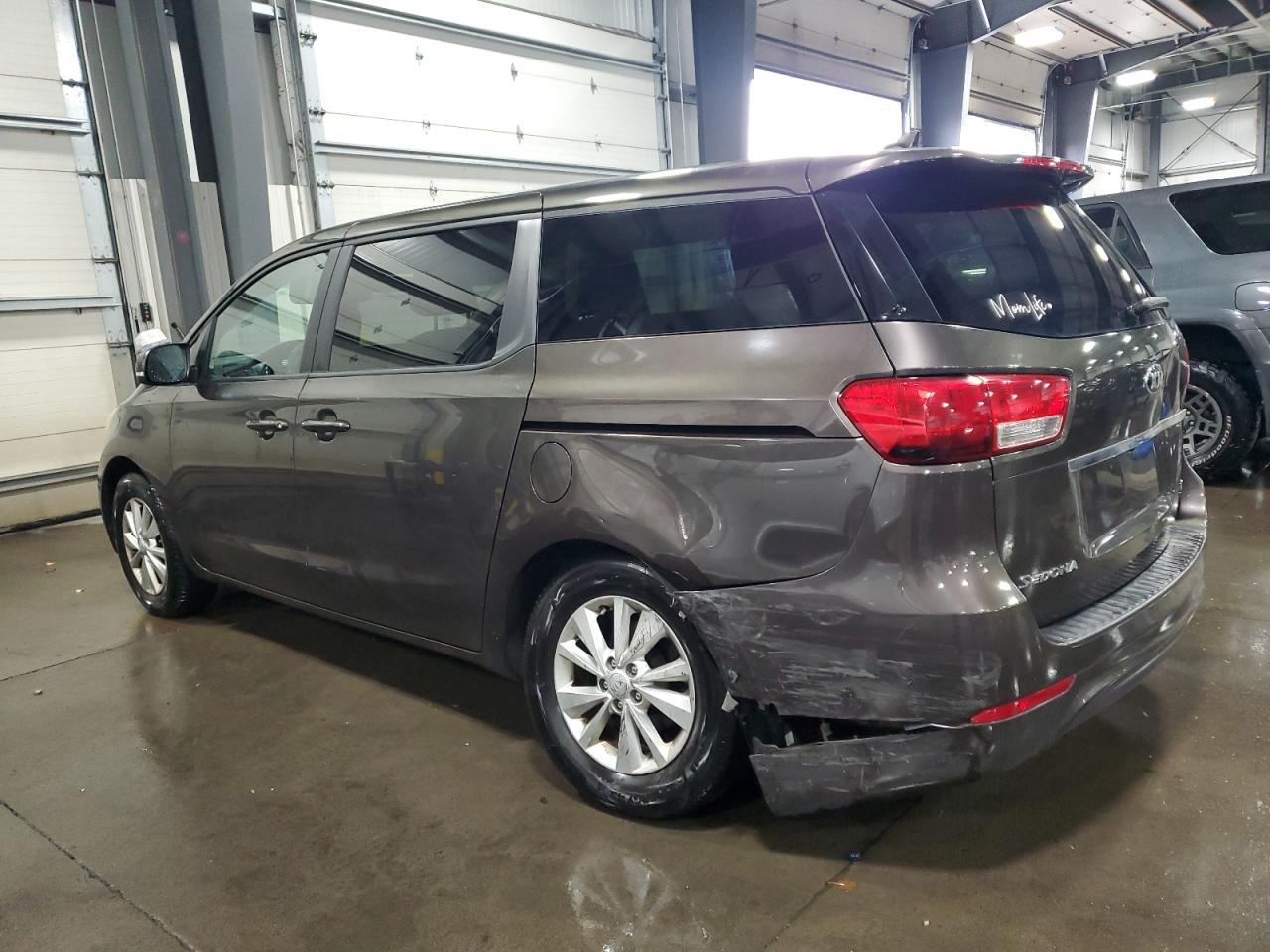 2017 Kia Sedona Lx - Фото 2