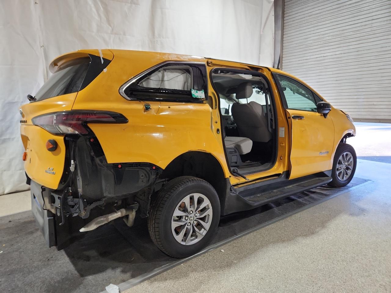 2023 Toyota Sienna Le - Фото 3