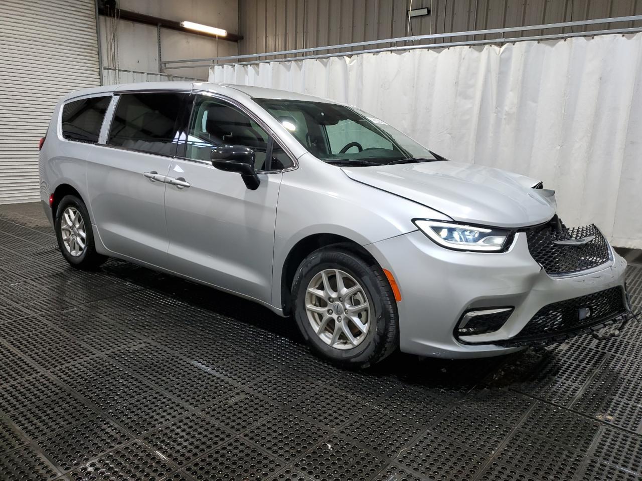 2024 Chrysler Pacifica Touring L - Image 4
