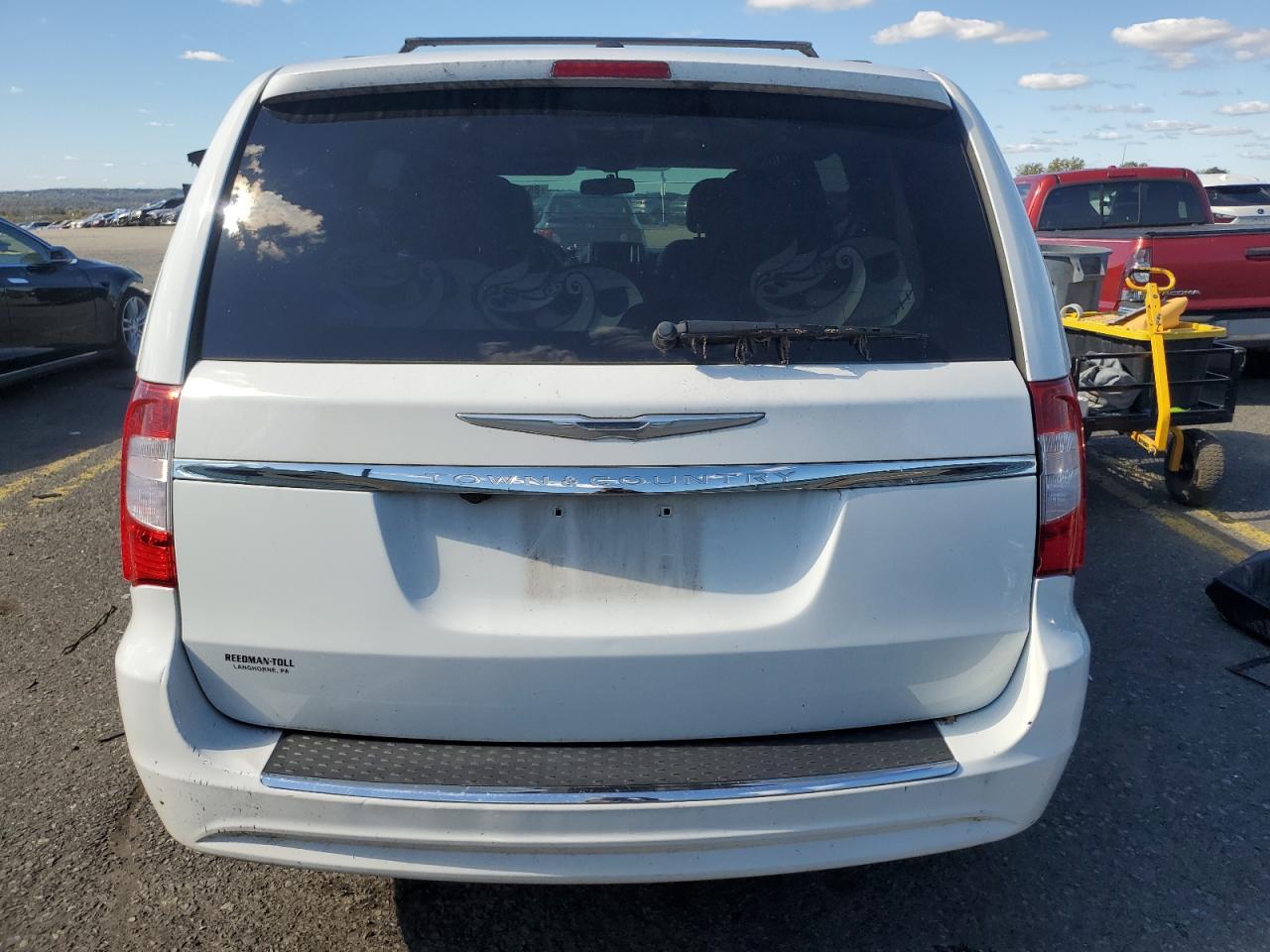 2016 Chrysler Town And Country Touring - Image 6