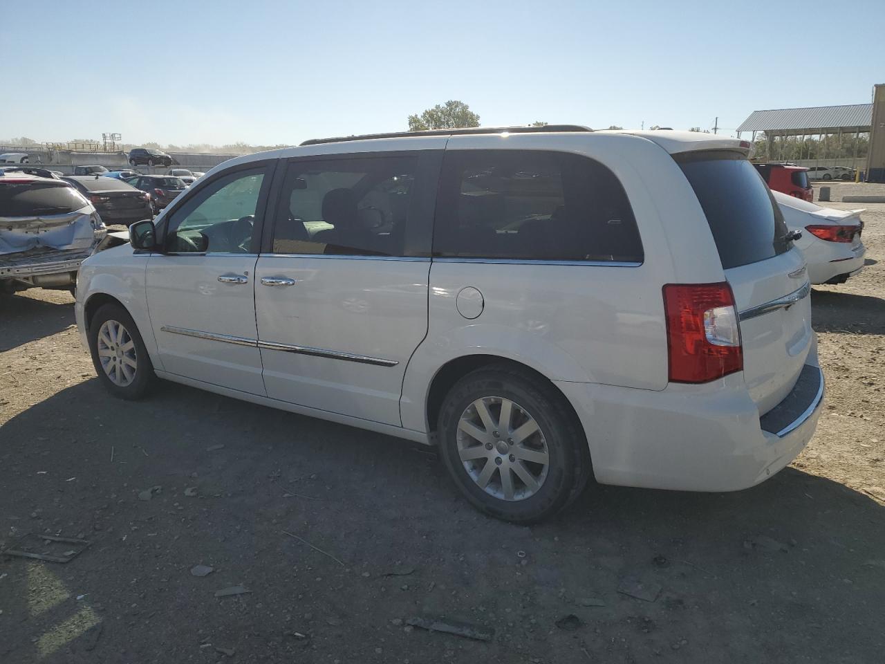 2012 Chrysler Town & Country Touring L - Фото 2