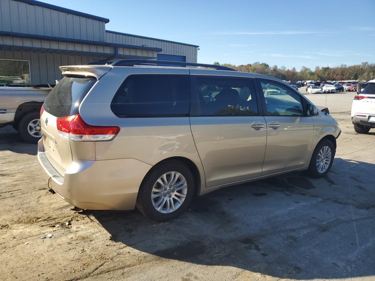 2014 Toyota Sienna Xle - Фото 3