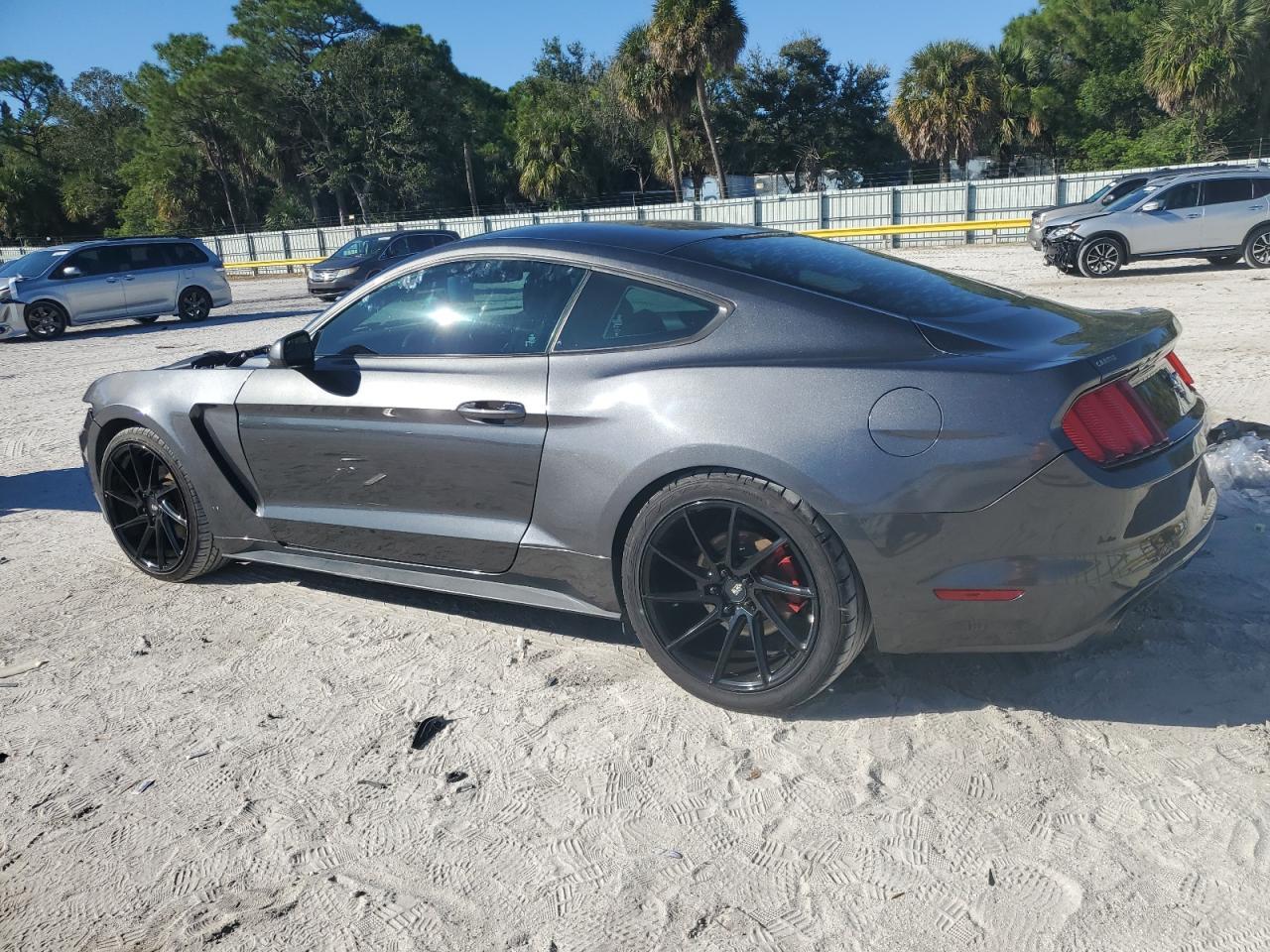 2017 Ford Mustang - Фото 2