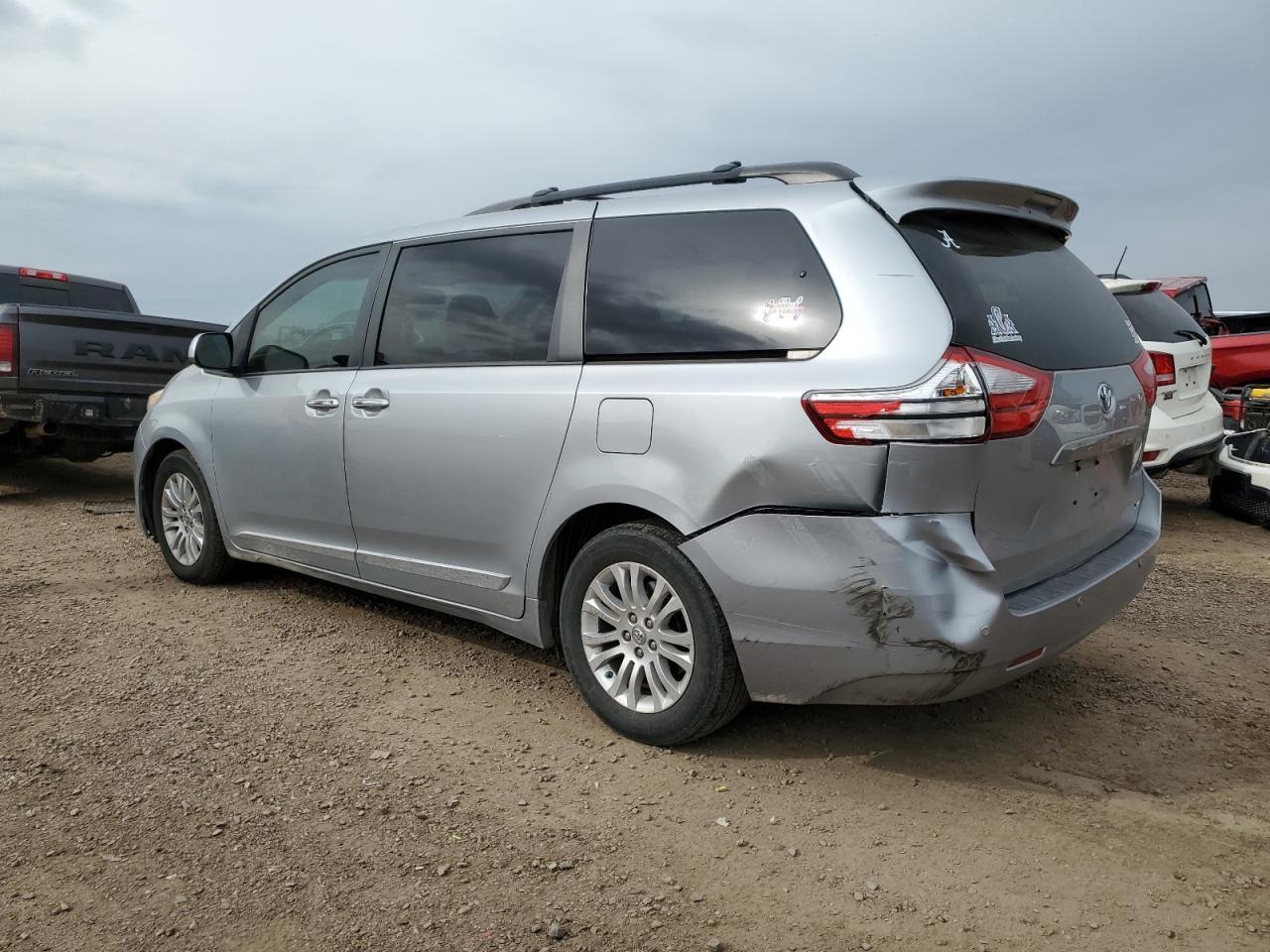 2015 Toyota Sienna Xle - Image 2