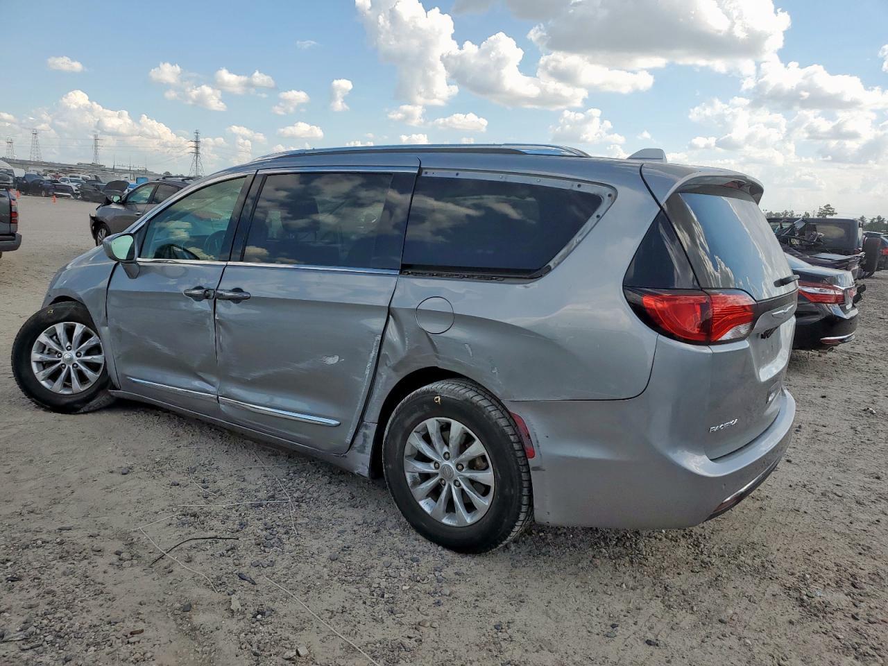 2019 Chrysler Pacifica Touring L - Image 2