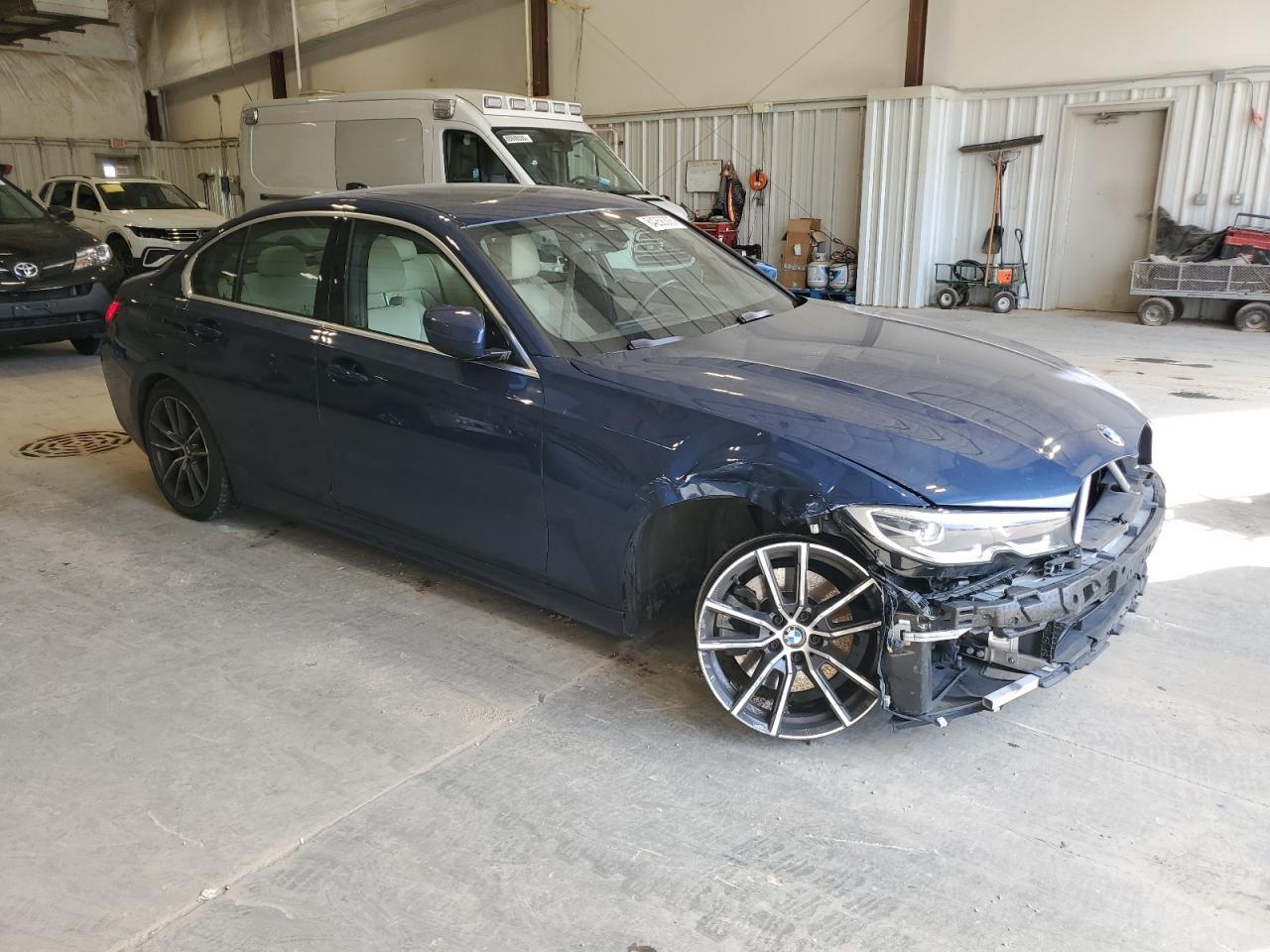 2021 BMW 330Xi - Фото 4