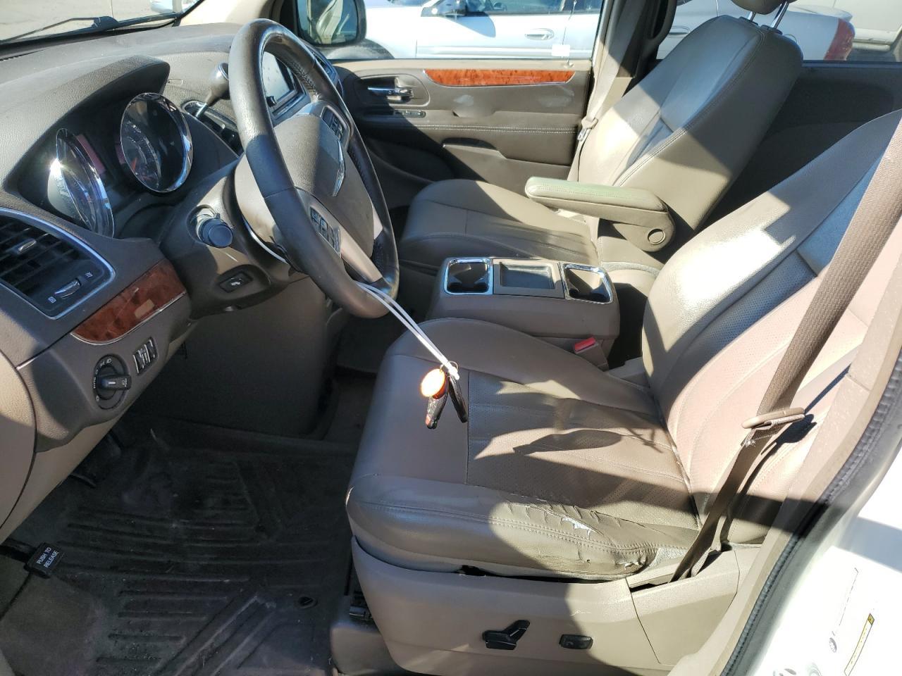 2013 Chrysler Town & Country Touring L - Фото 7