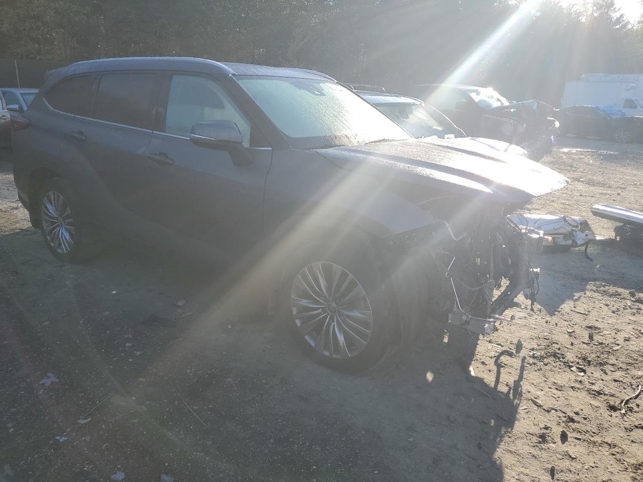 2021 Toyota Highlander Platinum - Image 4