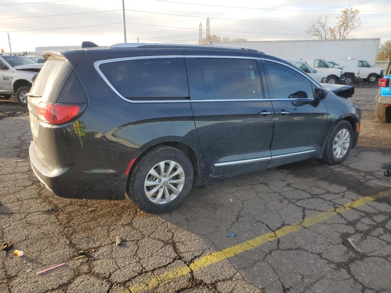 2019 Chrysler Pacifica Touring L - Image 3