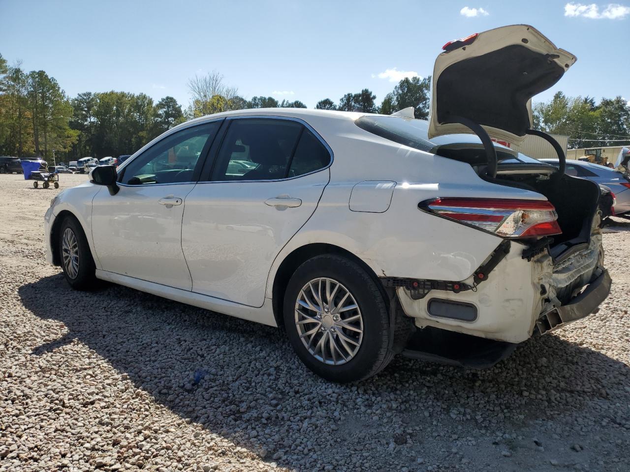 2020 Toyota Camry L - Фото 2