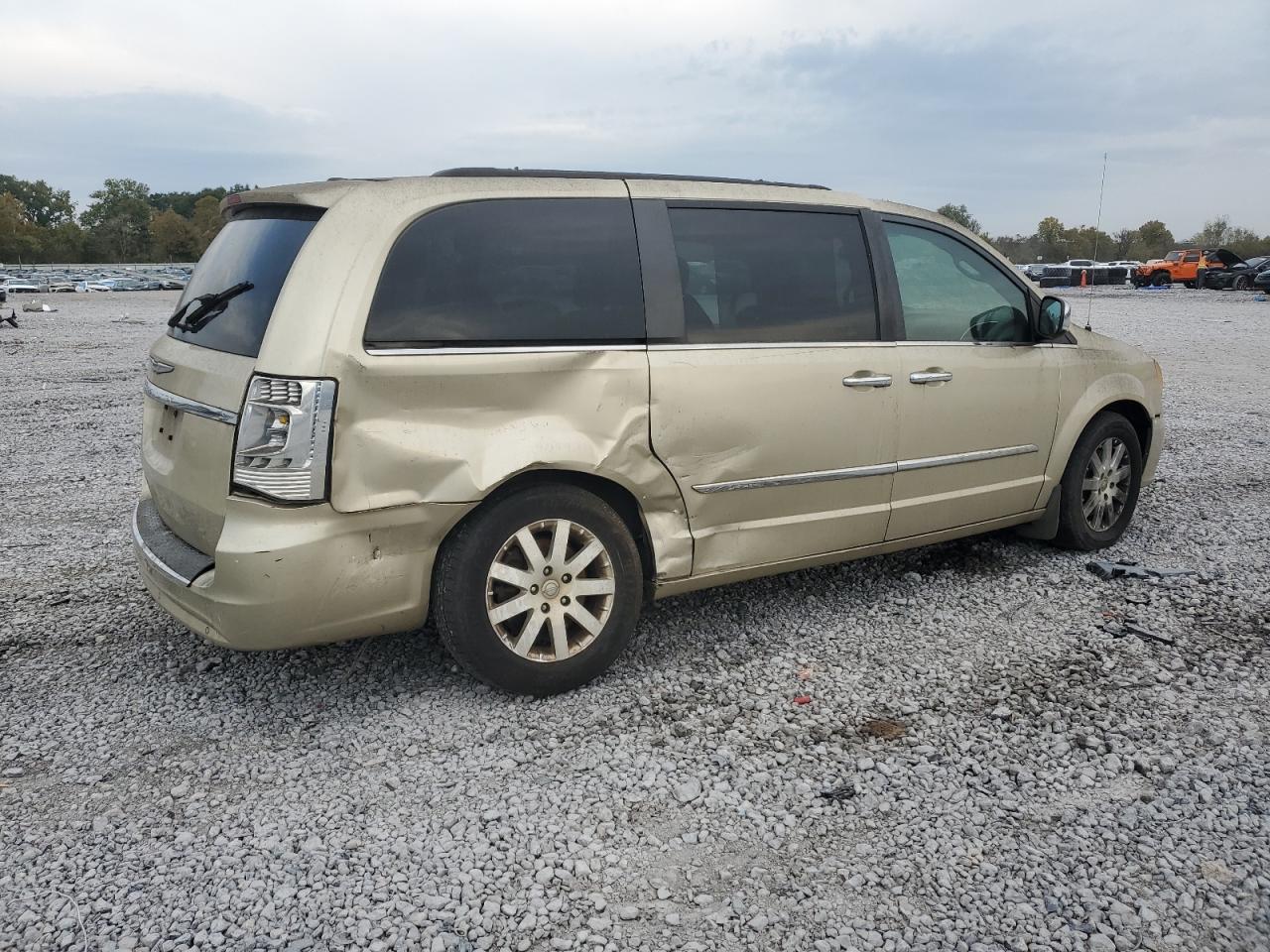 2012 Chrysler Town & Country Touring L - Image 3