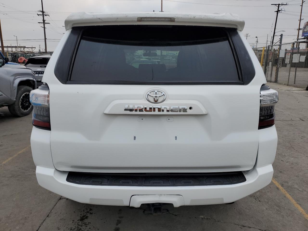 2018 Toyota 4Runner Sr5 - Image 6