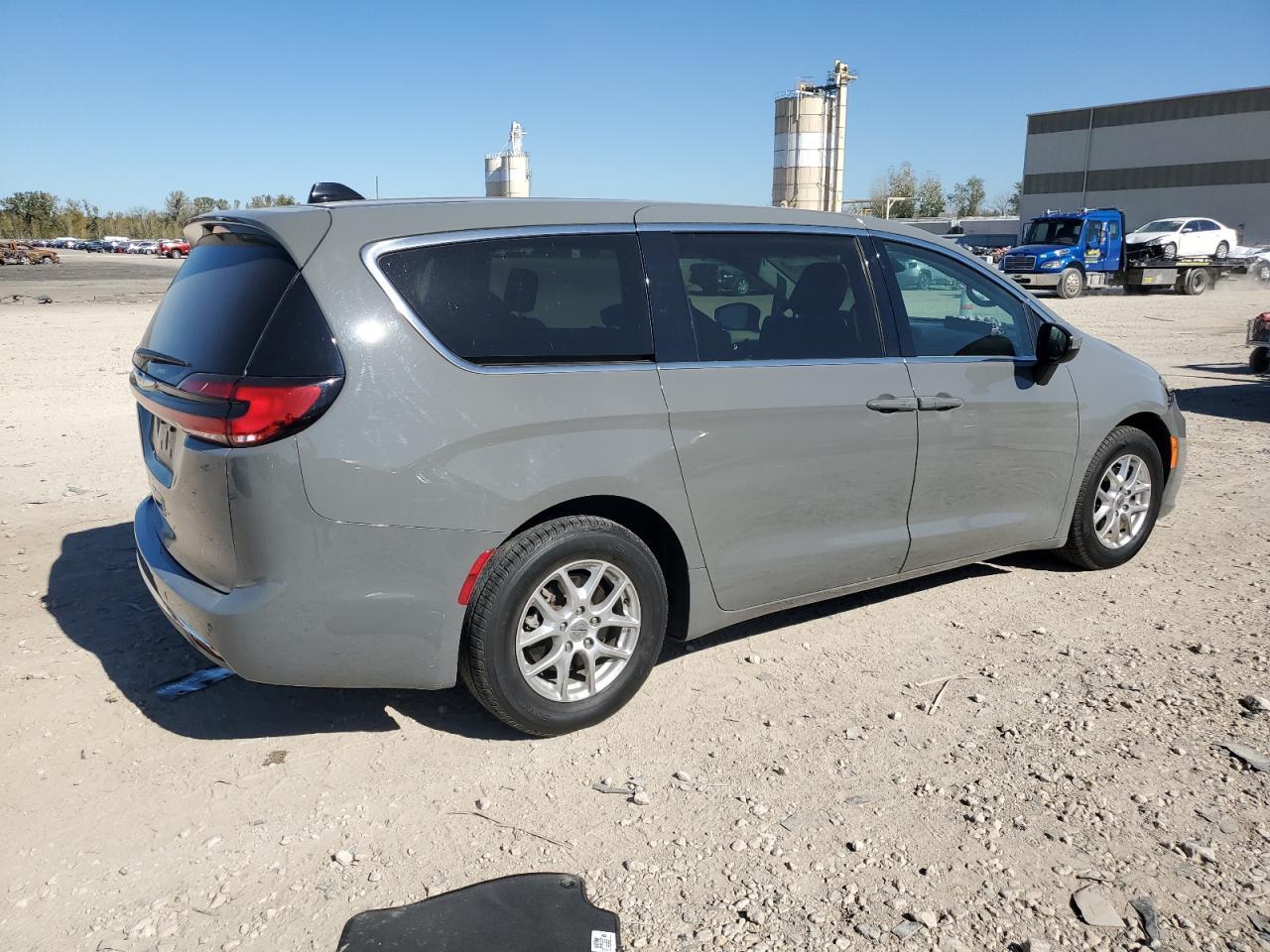 2023 Chrysler Pacifica Touring L - Image 3