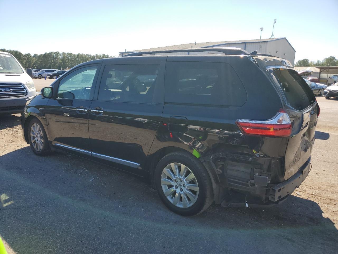2015 Toyota Sienna Xle - Image 2