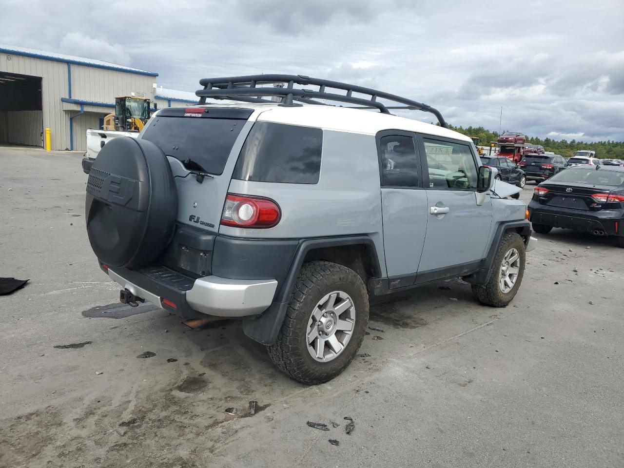 2014 Toyota Fj Cruiser - Image 3