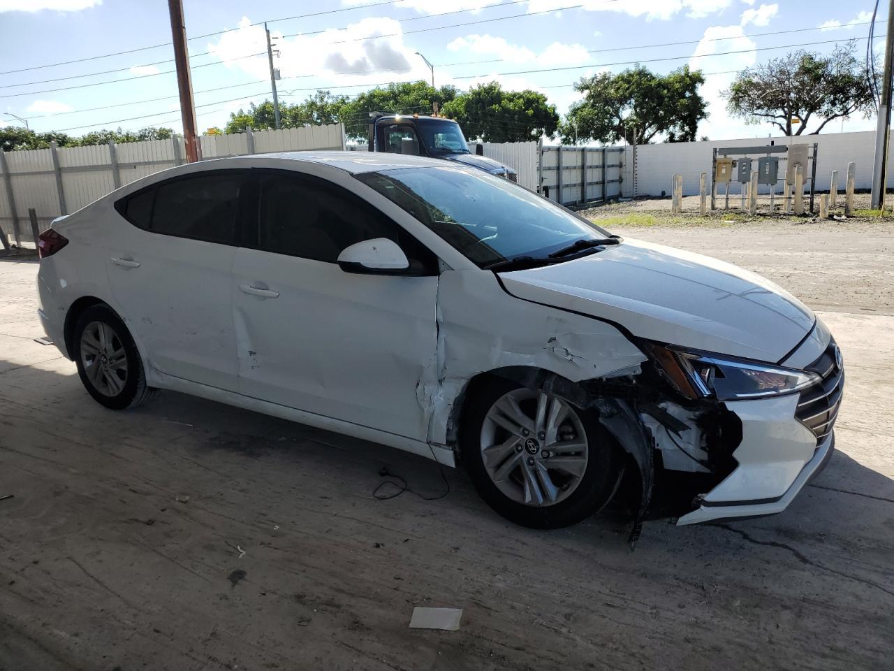 2019 Hyundai Elantra Sel - Image 4