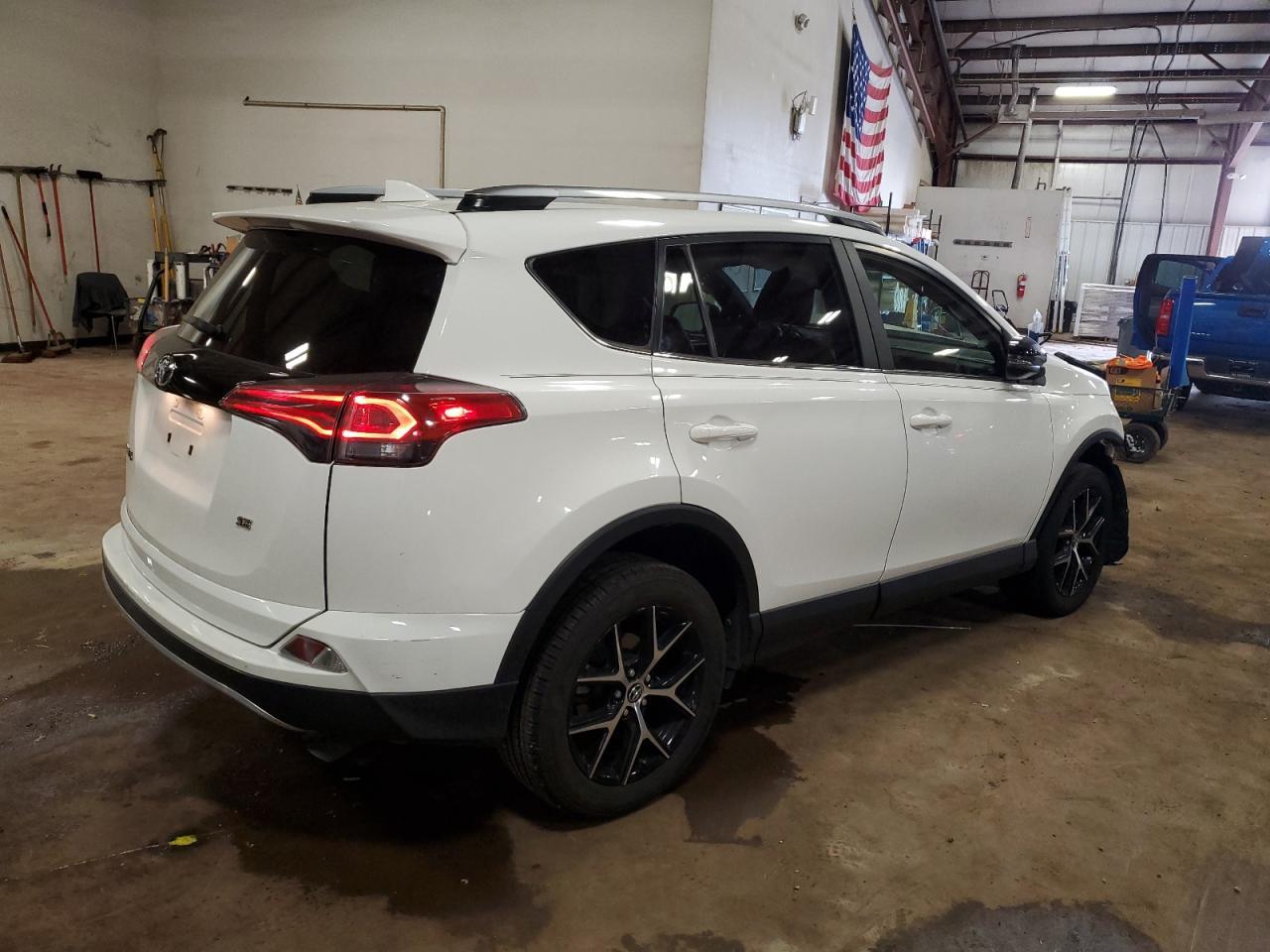 2017 Toyota Rav4 Se - Фото 3