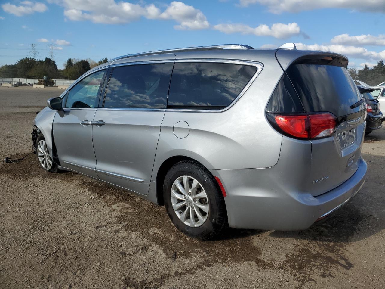 2018 Chrysler Pacifica Touring L - Image 2
