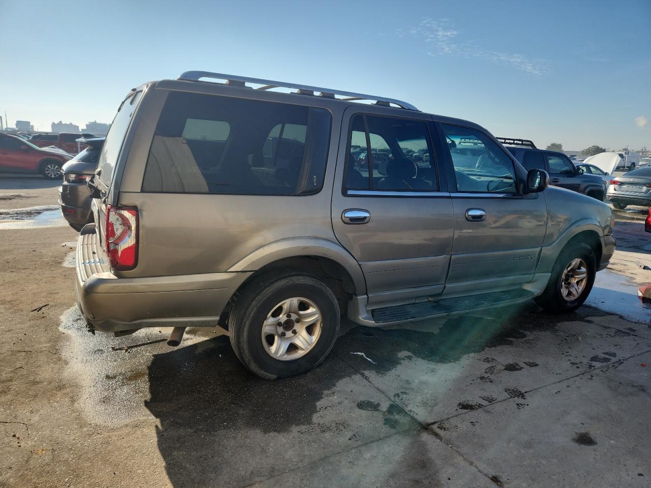 2002 Lincoln Navigator - Image 3