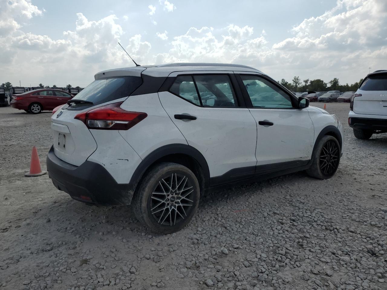 2018 Nissan Kicks S - Image 3
