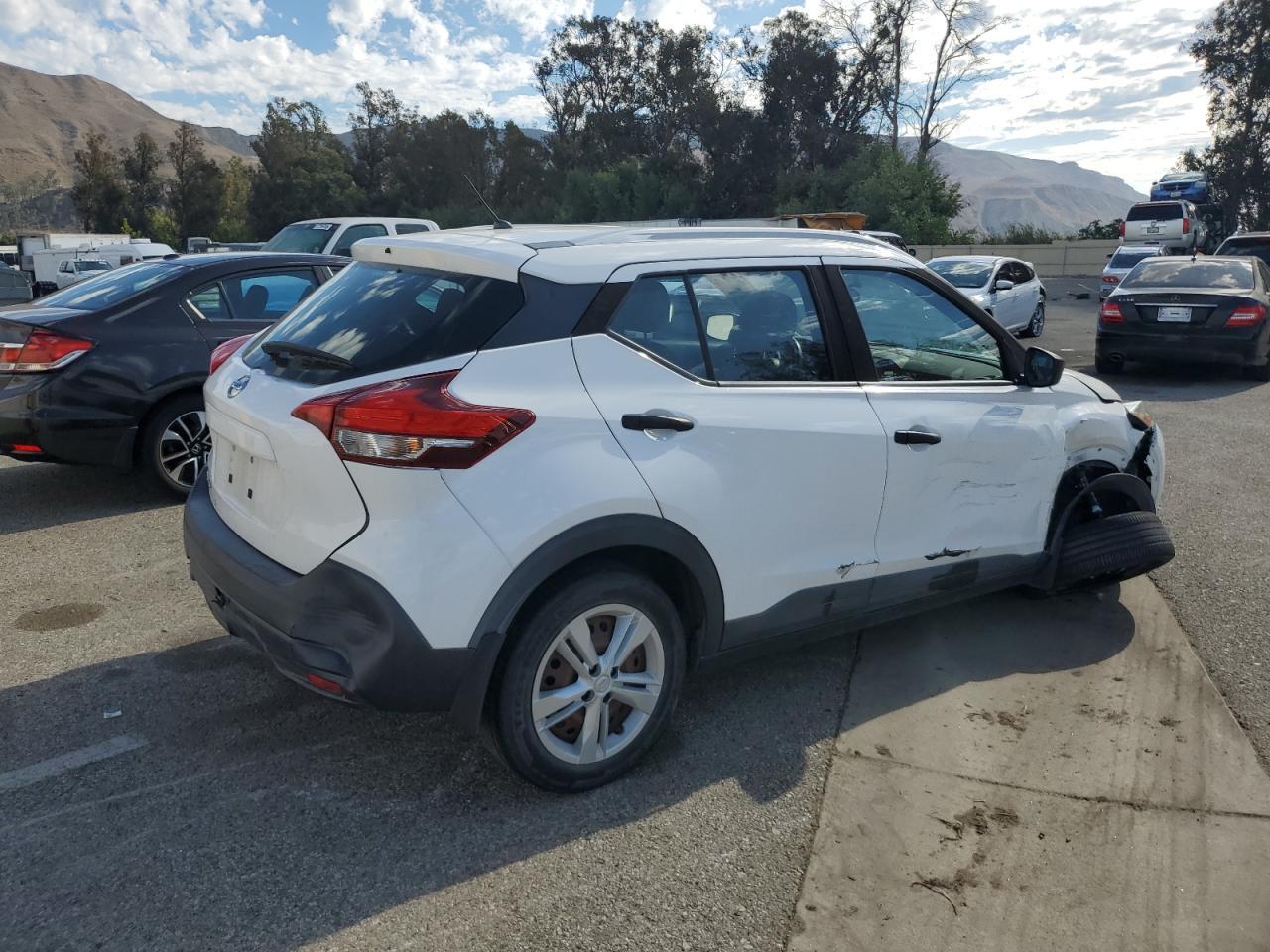 2018 Nissan Kicks S - Image 3