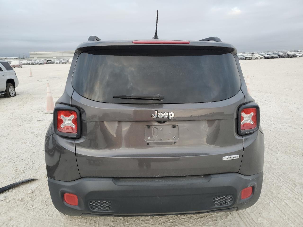 2016 Jeep Renegade Latitude - Image 6