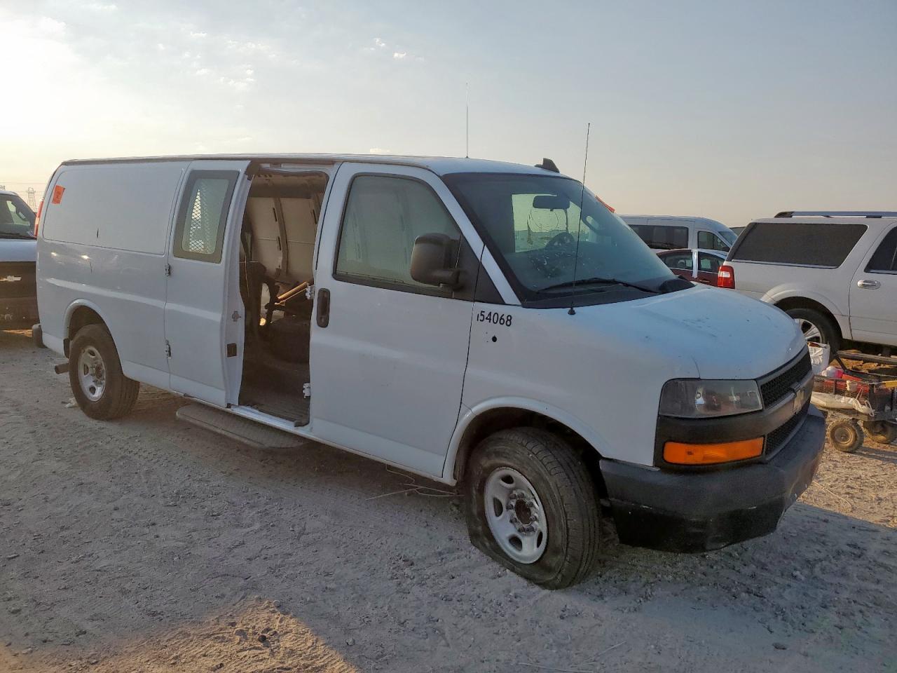 2018 Chevrolet Express 3500 Delivery Van - Фото 4