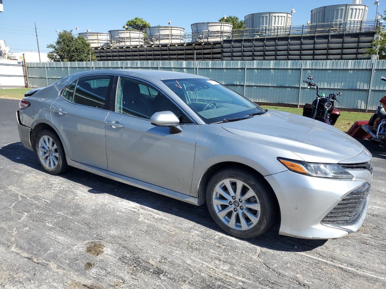 2020 Toyota Camry Le - Фото 4