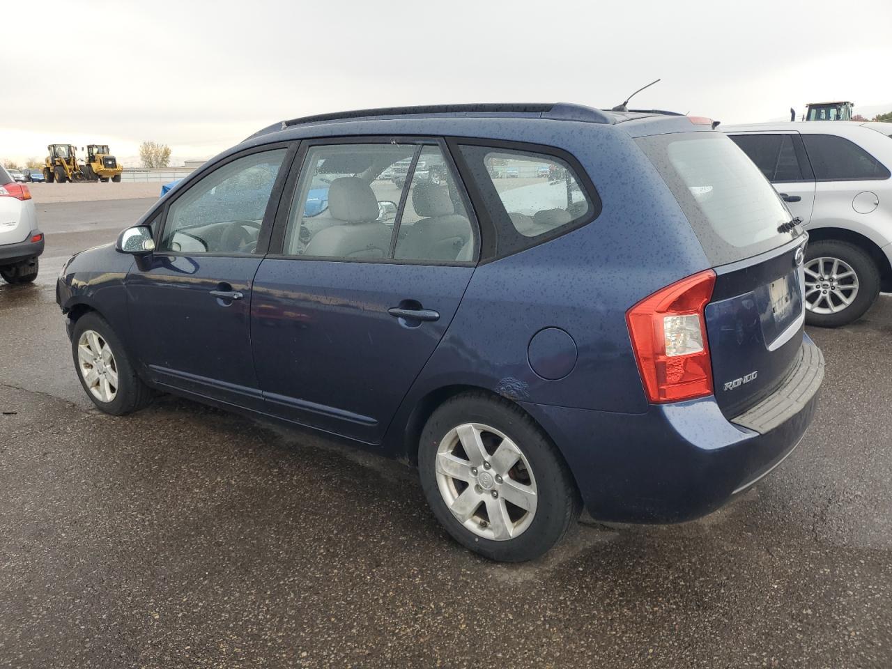 2007 Kia Rondo Base - Image 2