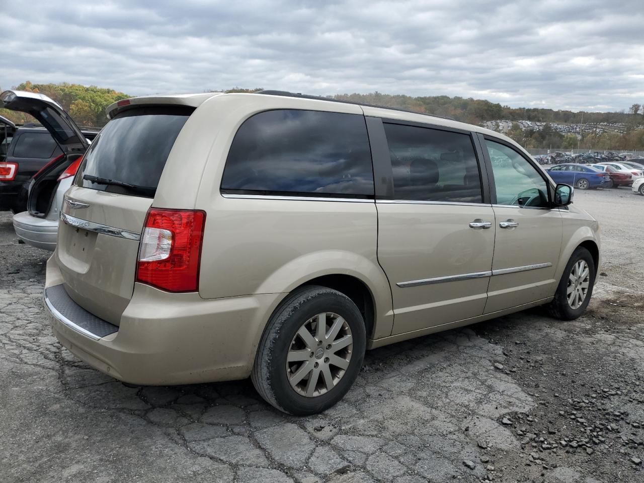 2012 Chrysler Town & Country Touring L - Фото 3