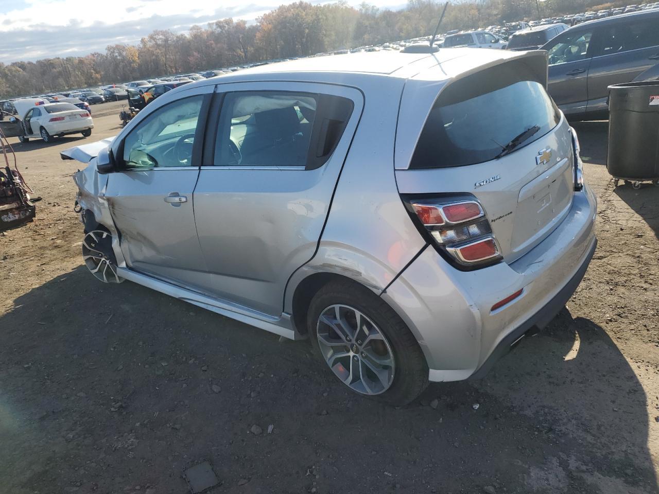 2017 Chevrolet Sonic Lt - Фото 2