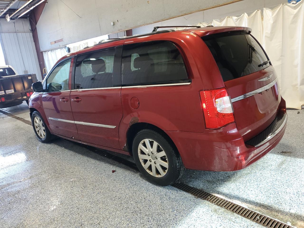 2012 Chrysler Town & Country Touring - Фото 2