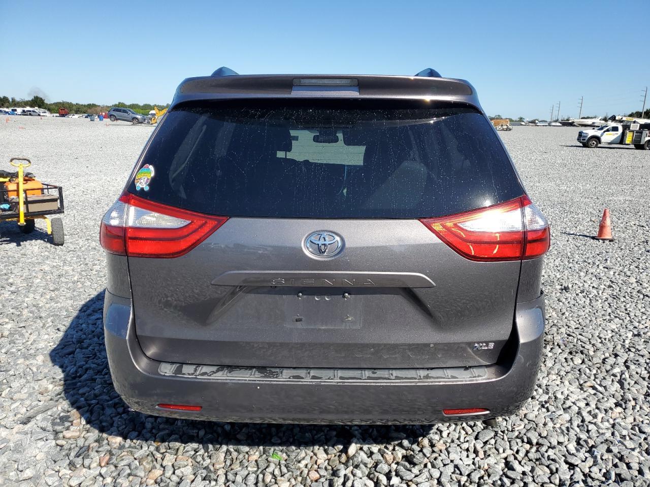 2015 Toyota Sienna Xle - Image 6