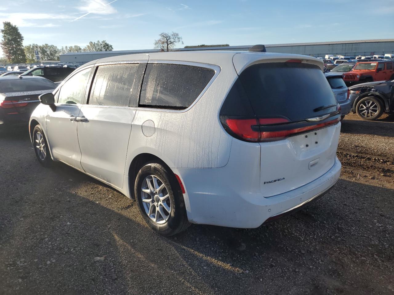 2023 Chrysler Pacifica Touring - Фото 2