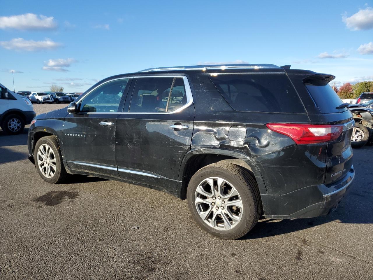 2019 Chevrolet Traverse Premier - Фото 2