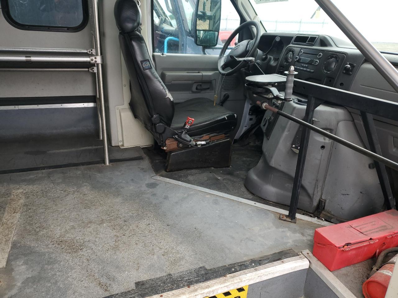 2017 Ford Econoline E450 Super Duty Cutaway Van - Фото 5