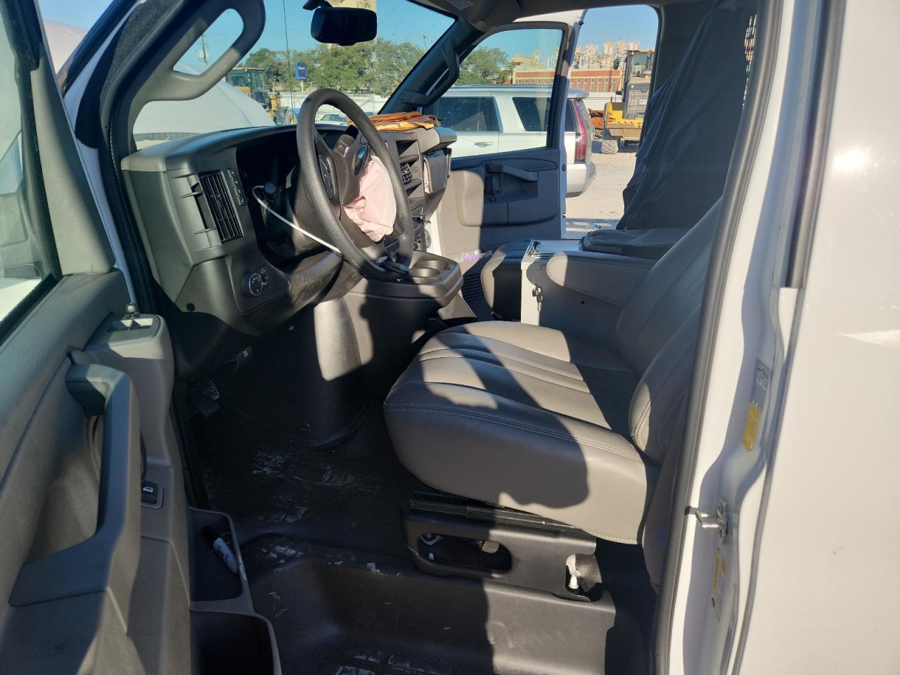 2025 Chevrolet Express G2500 - Фото 7