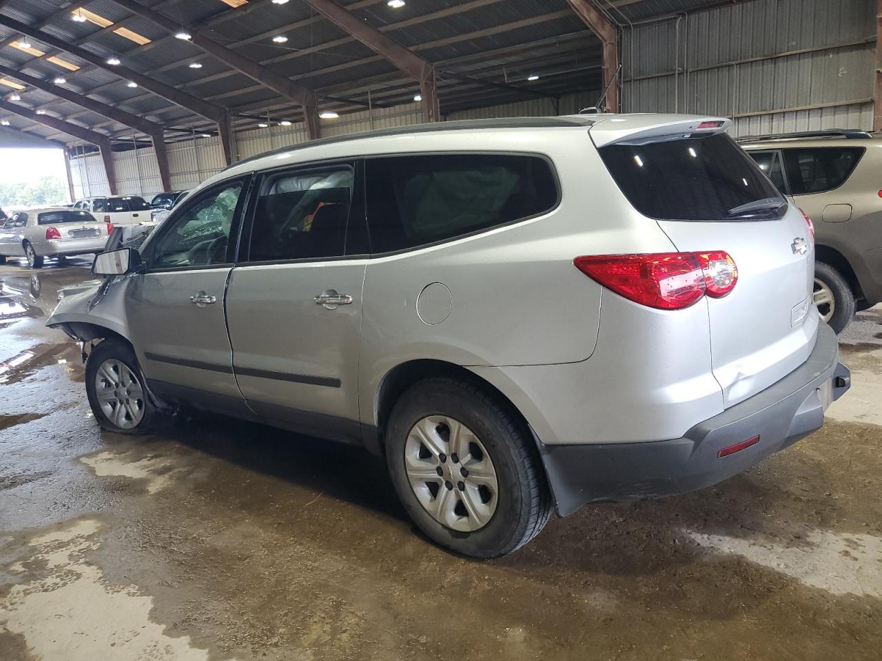 2011 Chevrolet Traverse Ls - Фото 2