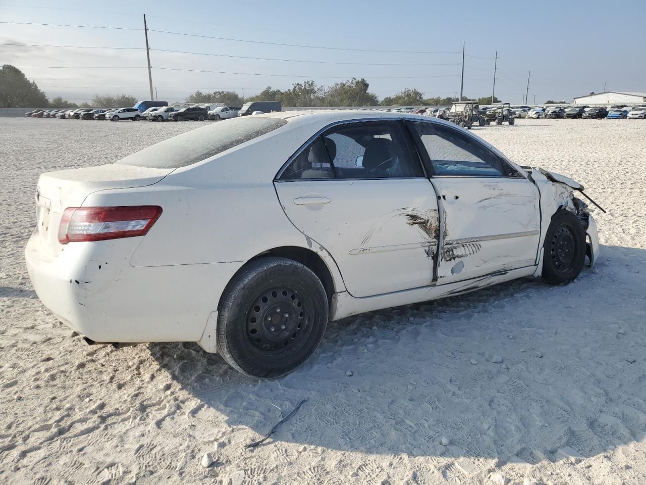 2011 Toyota Camry Base - Фото 3
