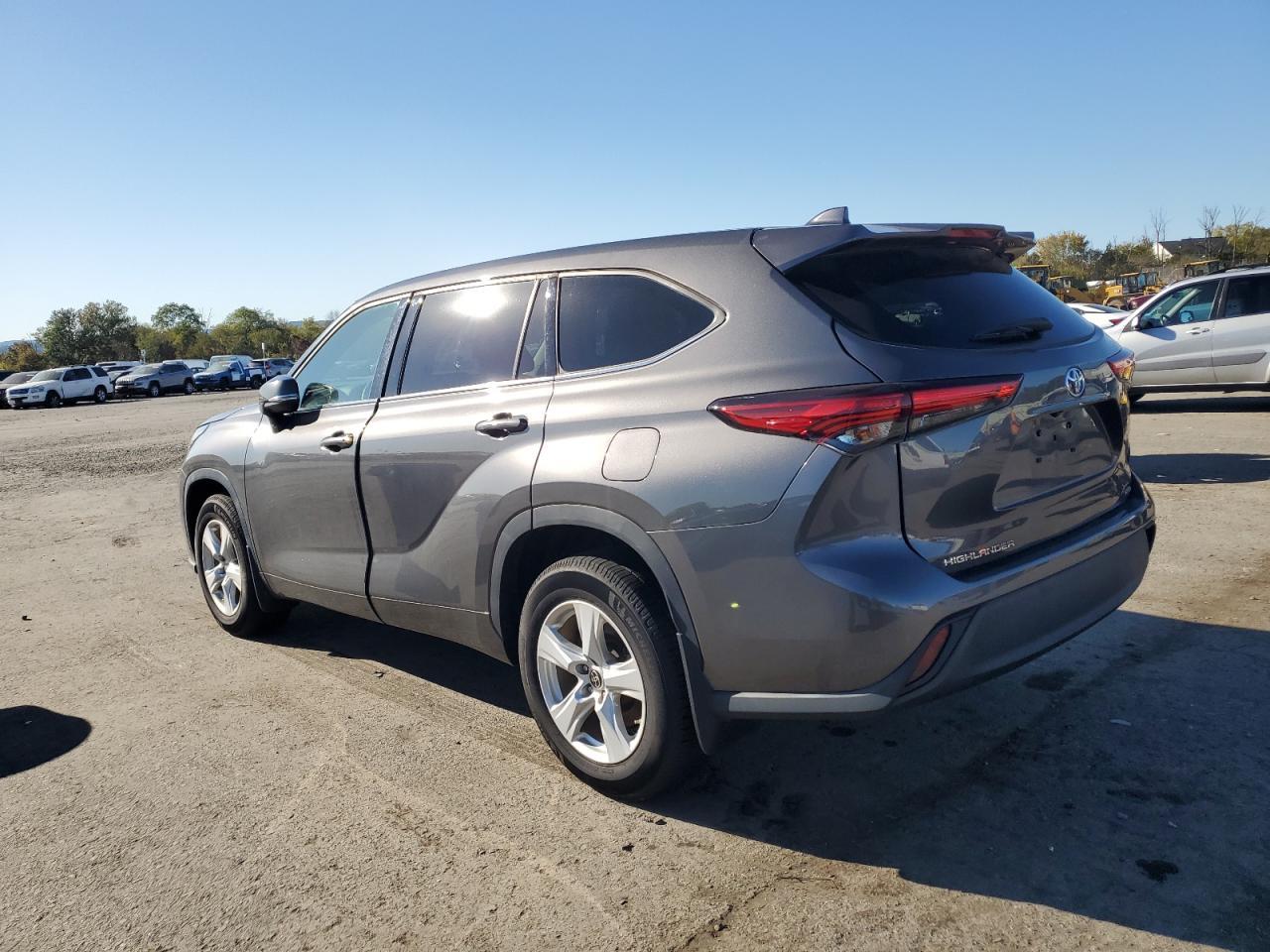 2021 Toyota Highlander L - Фото 2